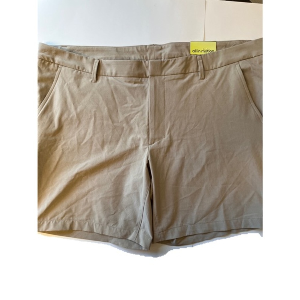 Golf shorts men’s size 44‎ waist 5 working pockets. Khaki colored. NWT. Q2.